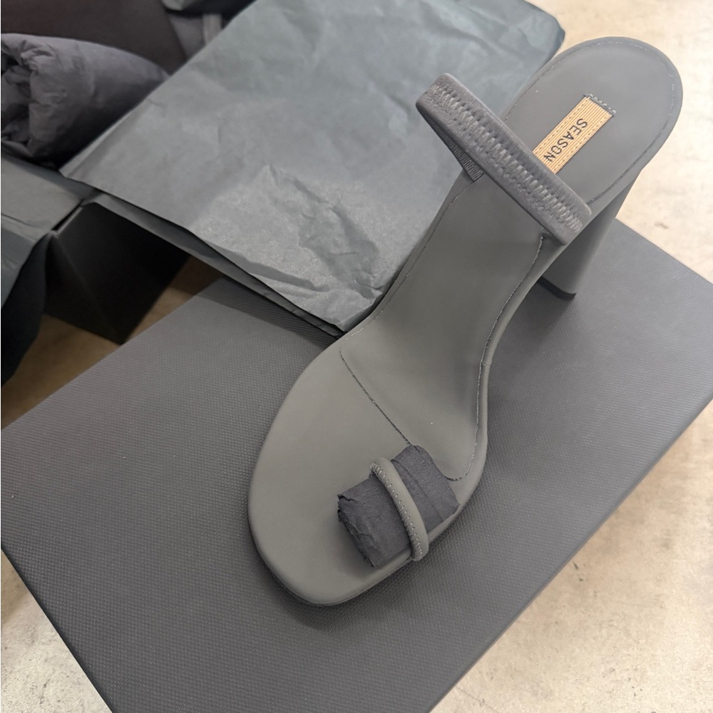 Yeezy Season 6 Rubberized Sandals. Size 40.5 NEW KW5220.159 - Picture 2 of 8